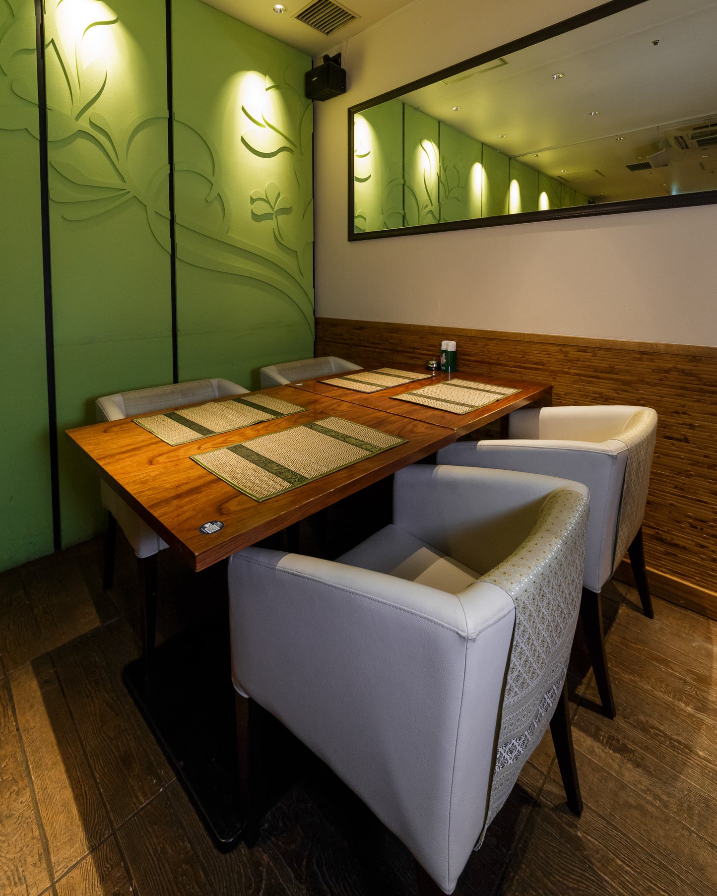 タイ 調度品 白い椅子